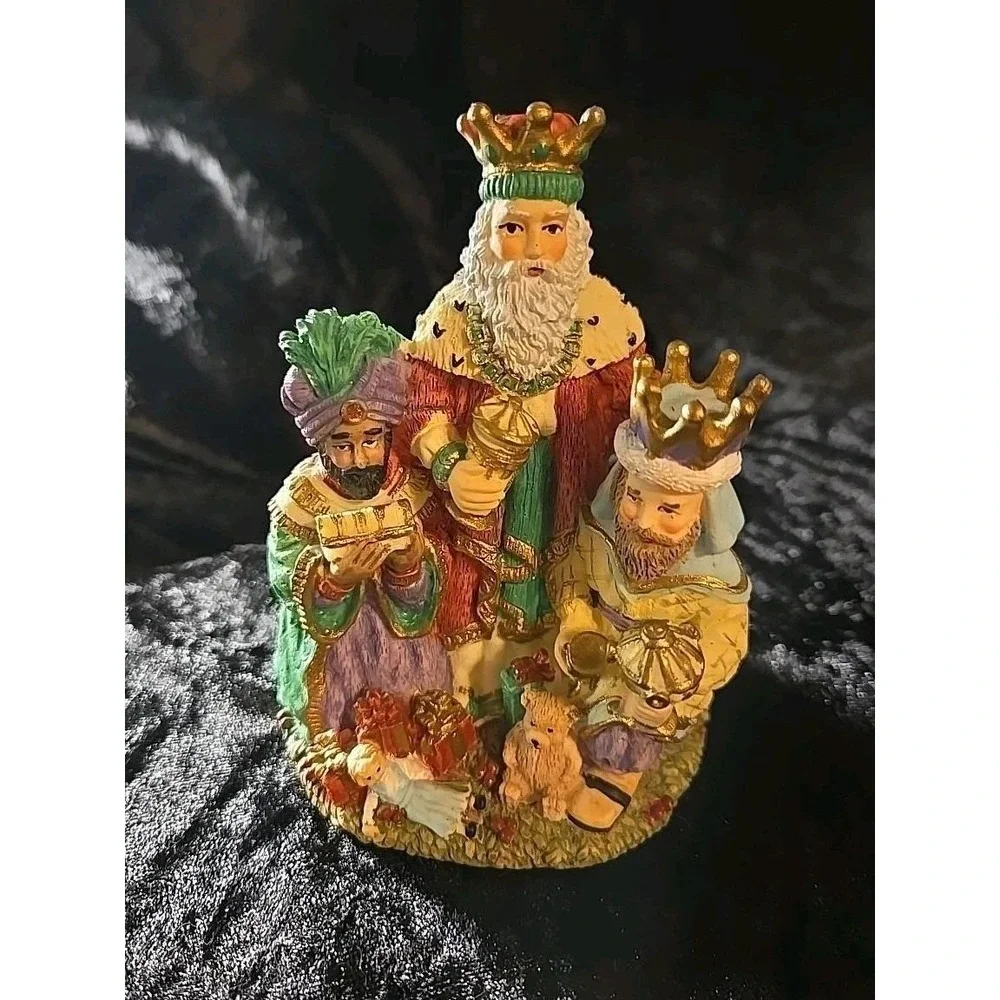 INTERNATIONAL SANTA CLAUS COLLECTION product figurine